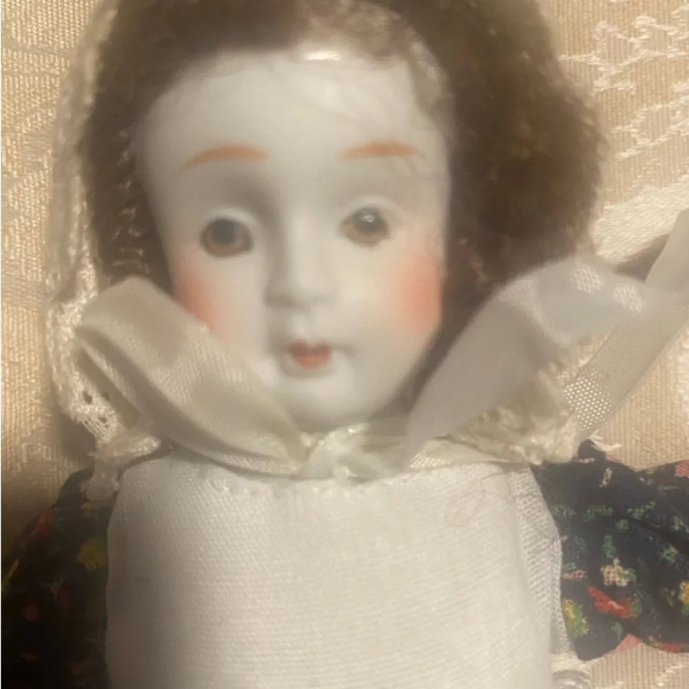 2 antique porcelain dolls / bonnets and pilgrim like dresses. Approx 12” - Picture 3 of 8